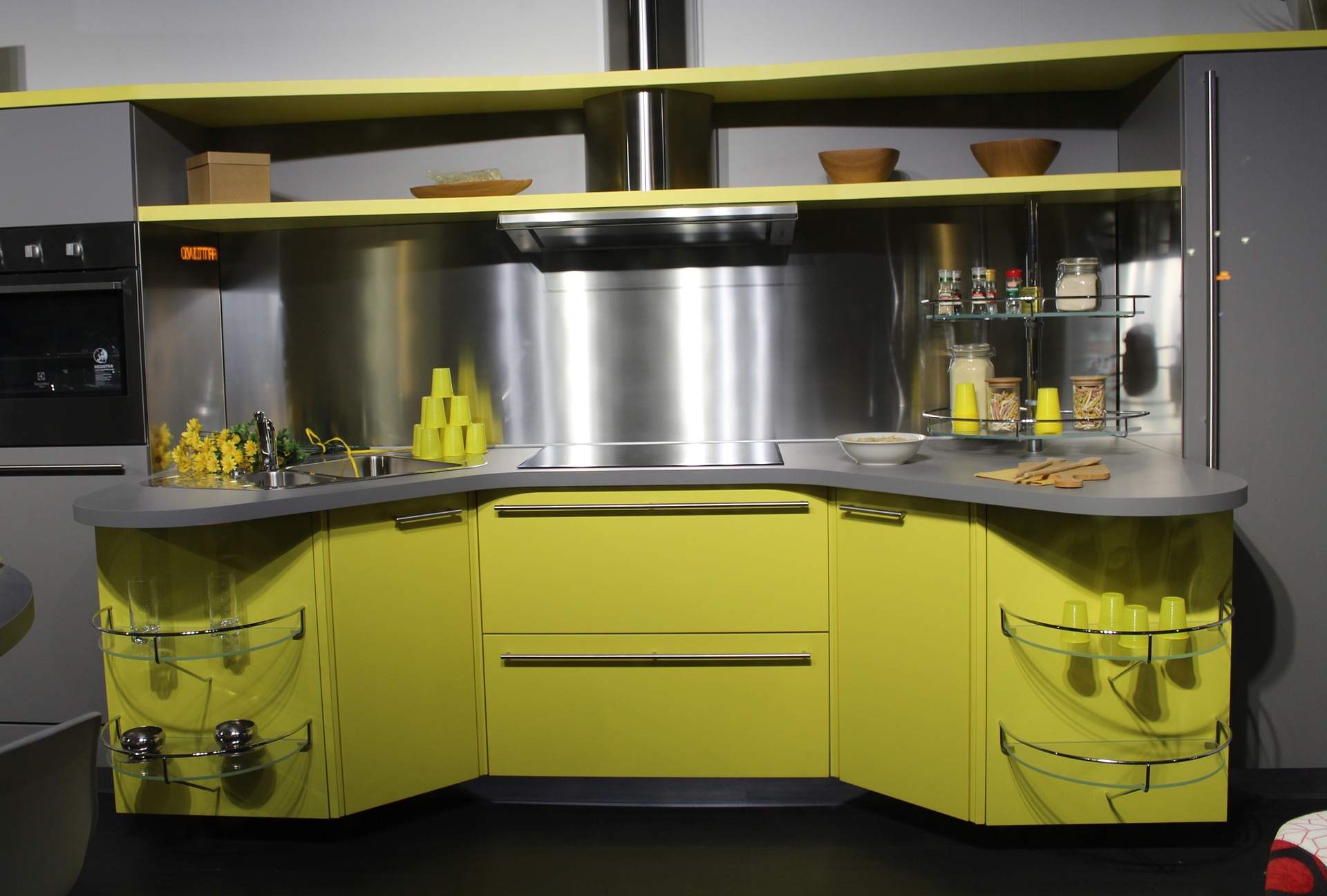 Купить желтую кухню. Желто серая кухня. Серо желтая кухня. Кухня в желто серых тонах. Желто черная кухня.